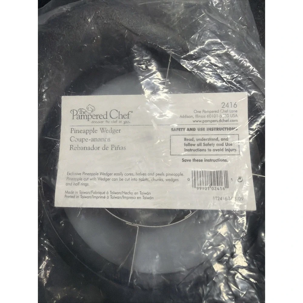 New Sealed Pampered Chef #2416 Pineapple Corer Slicer Wedger With Blade Guard